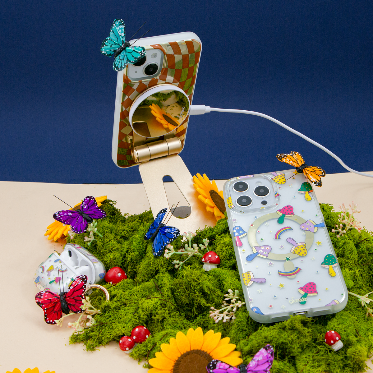 snowページ　コスメブーケ Mushroom Clear MagSafe iPhone Case with Shiny Gold Foil